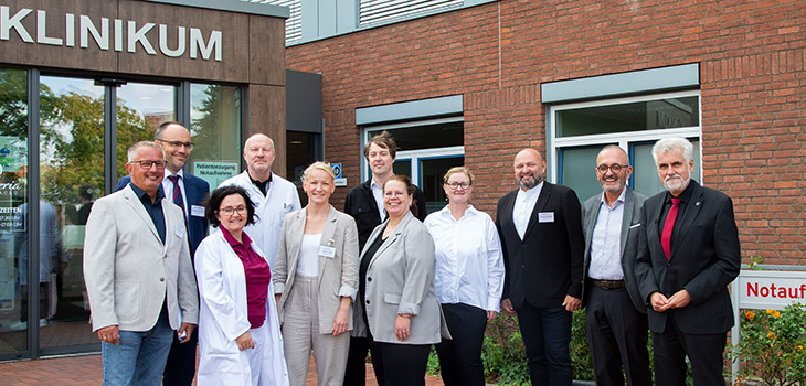 From left: Thomas Pfeiffer, Managing Director of the Cracau Hospital Medical Center; Dr. Dominik Brammen, Authorized Signatory; Dr. Sabine Lindquist, Chief Physician of the MZEB at the Cracau Hospital Medical Center; Prof. Niels Follak, M.D., Chief Physician of the Department of Orthopedics and Trauma Surgery at Cracau Hospital; Jasmin Timpe, Director of Nursing at Cracau Hospital; Dr. Sascha Schadwinkel, Chief Physician of the Department of Geriatrics at Cracau Hospital; Christine Michelfeit-Schaper, Director of Nursing at Magdeburg University Medical Center; Prof. Dr. rer. nat. Daniela Dieterich, Dean of the Faculty of Medicine at Otto von Guericke University Magdeburg; Thomas Schröder, Managing Director of Cracau Hospital and the Lostau Lung Clinic; Dr. Evangelos Tsekos, Deputy Medical Director of Magdeburg University Medical Center; and Minister of Science Prof. Dr. Armin Willingmann.